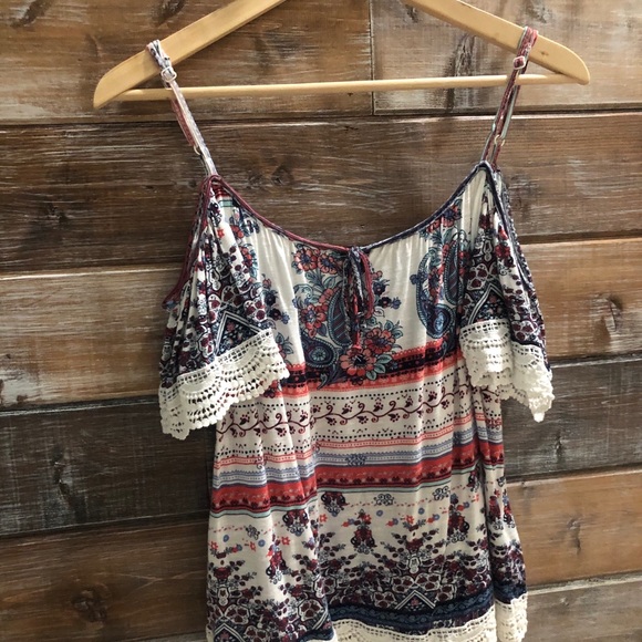 Almost Famous cold shoulder top. - Picture 7 of 7